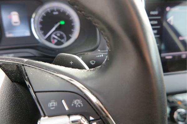 Škoda Karoq 1.5 TSI 150pk DSG ACT Business Edition Plus Trekhaak ,Side assist , Lane assist , Adaptive cruise, Stoelverwarming ,Navi, PDC , Camera etc. .