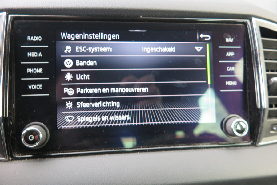 Škoda Karoq 1.5 TSI 150pk DSG ACT Business Edition Plus Trekhaak ,Side assist , Lane assist , Adaptive cruise, Stoelverwarming ,Navi, PDC , Camera etc. .