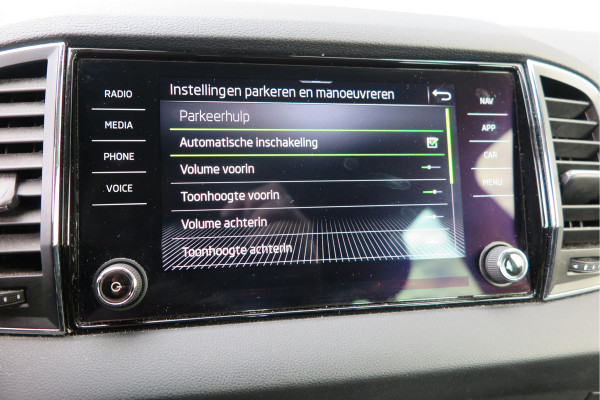 Škoda Karoq 1.5 TSI 150pk DSG ACT Business Edition Plus Trekhaak ,Side assist , Lane assist , Adaptive cruise, Stoelverwarming ,Navi, PDC , Camera etc. .