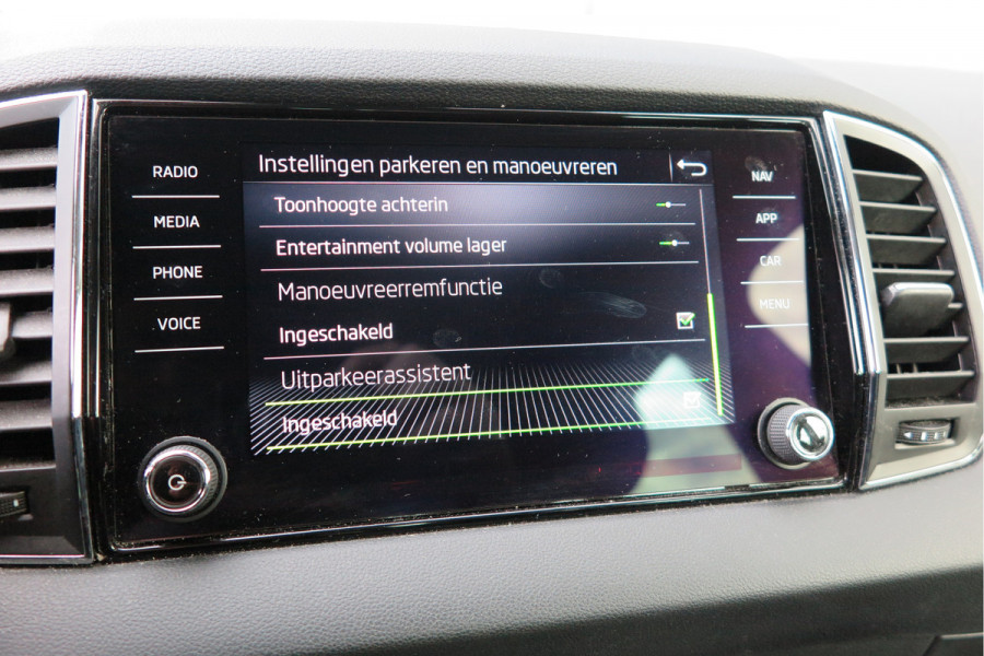 Škoda Karoq 1.5 TSI 150pk DSG ACT Business Edition Plus Trekhaak ,Side assist , Lane assist , Adaptive cruise, Stoelverwarming ,Navi, PDC , Camera etc. .