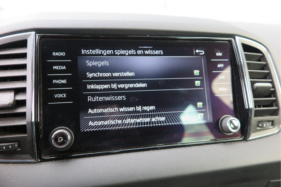 Škoda Karoq 1.5 TSI 150pk DSG ACT Business Edition Plus Trekhaak ,Side assist , Lane assist , Adaptive cruise, Stoelverwarming ,Navi, PDC , Camera etc. .