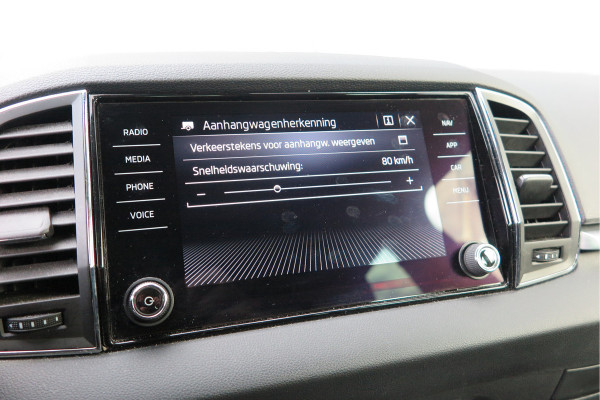 Škoda Karoq 1.5 TSI 150pk DSG ACT Business Edition Plus Trekhaak ,Side assist , Lane assist , Adaptive cruise, Stoelverwarming ,Navi, PDC , Camera etc. .