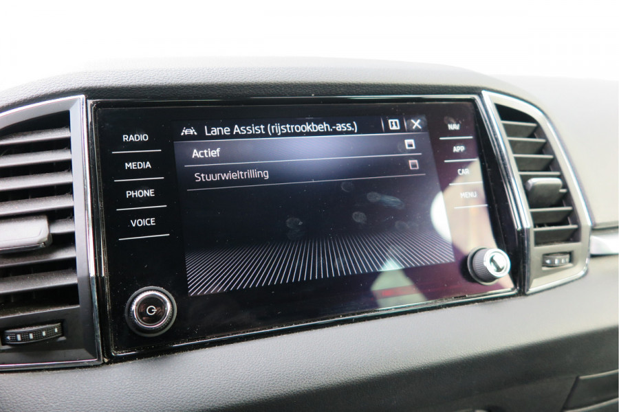 Škoda Karoq 1.5 TSI 150pk DSG ACT Business Edition Plus Trekhaak ,Side assist , Lane assist , Adaptive cruise, Stoelverwarming ,Navi, PDC , Camera etc. .