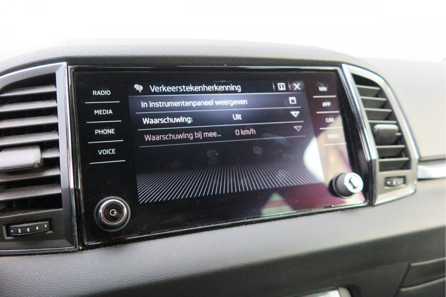Škoda Karoq 1.5 TSI 150pk DSG ACT Business Edition Plus Trekhaak ,Side assist , Lane assist , Adaptive cruise, Stoelverwarming ,Navi, PDC , Camera etc. .