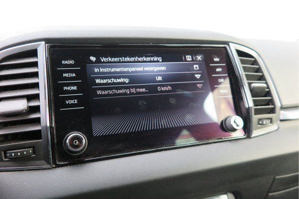 Škoda Karoq 1.5 TSI 150pk DSG ACT Business Edition Plus Trekhaak ,Side assist , Lane assist , Adaptive cruise, Stoelverwarming ,Navi, PDC , Camera etc. .