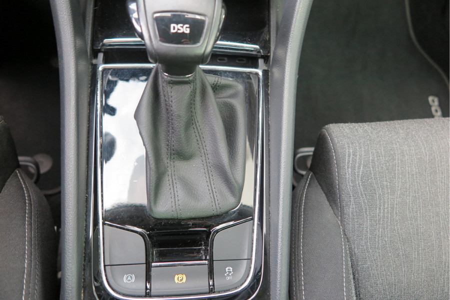 Škoda Karoq 1.5 TSI 150pk DSG ACT Business Edition Plus Trekhaak ,Side assist , Lane assist , Adaptive cruise, Stoelverwarming ,Navi, PDC , Camera etc. .
