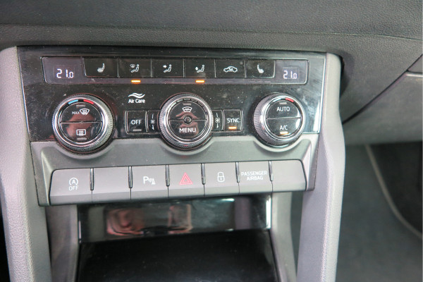 Škoda Karoq 1.5 TSI 150pk DSG ACT Business Edition Plus Trekhaak ,Side assist , Lane assist , Adaptive cruise, Stoelverwarming ,Navi, PDC , Camera etc. .