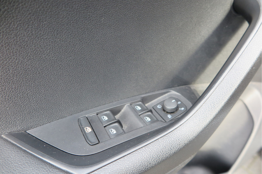 Škoda Karoq 1.5 TSI 150pk DSG ACT Business Edition Plus Trekhaak ,Side assist , Lane assist , Adaptive cruise, Stoelverwarming ,Navi, PDC , Camera etc. .