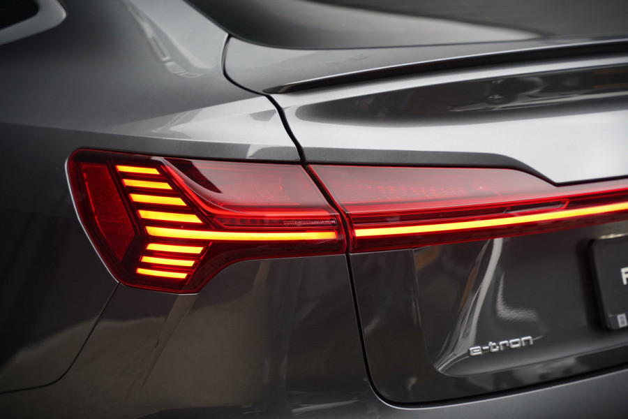 Audi e-tron Sportback 50 quattro S edition 71 kWh S-Line | Panoramadak | Memory Seats | Luchtvering | Adaptive Cruise Control | Apple Carplay | Keyless | Matrix LED | Leder | Stoelverwarming | NAP |