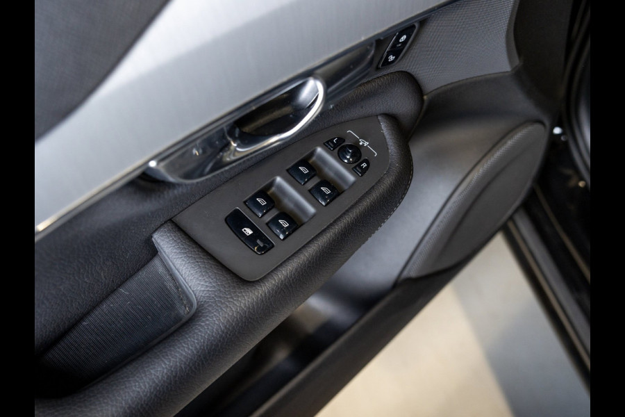 Volvo XC90 2.0 T8 Recharge AWD R-Design 7 zitter / 390pk / Trekhaak / Leder / Stoel en stuur verwarming /