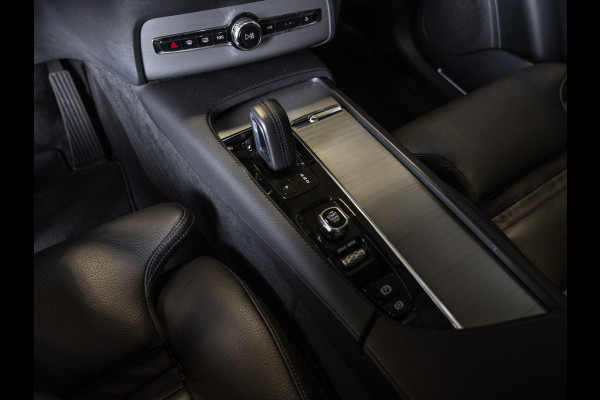Volvo XC90 2.0 T8 Recharge AWD R-Design 7 zitter / 390pk / Trekhaak / Leder / Stoel en stuur verwarming /