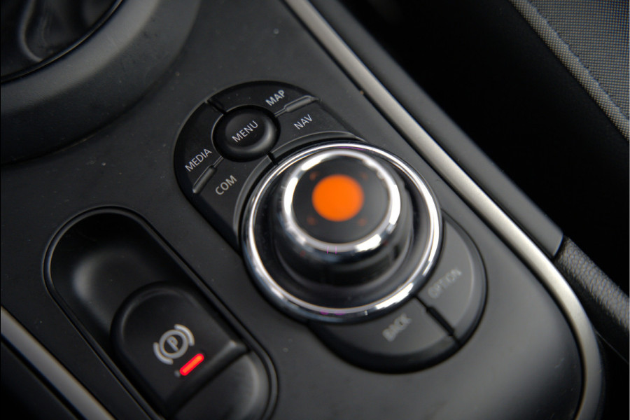 MINI Countryman 1.5 Cooper S E ALL4 | JCW | Panoramadak | Stoelverwarming | Harman Kardon | Head-Up Display | John Cooper Works | Camera | Apple Carplay | Parkeersensoren | Keyless | SOH 86%