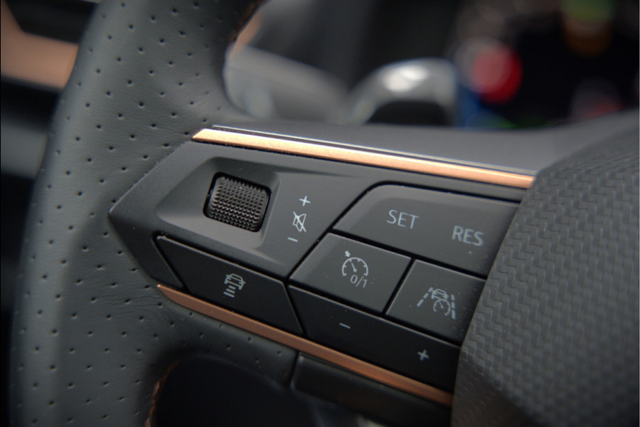 CUPRA Leon 1.4 e-Hybrid VZ Copper Edition | Panoramadak | Stoelverwarming | Stuurverwarming | Kuipstoelen | Camera | Adaptive Cruise Control | Keyless | Ambiance Verlichting | Apple Carplay | SOH 88.53%