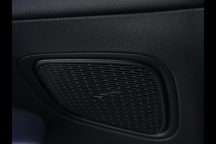Mercedes-Benz GLC Coupé 300 e 4Matic AMG Plug-In Hybride | Trekhaak | Sfeerverlichting | Car Play | Parkeerpakket met Camera | Stuur en Stoelverwarming | Inclusief 24 maanden Mercedes-Benz Certified garantie voor Europa.