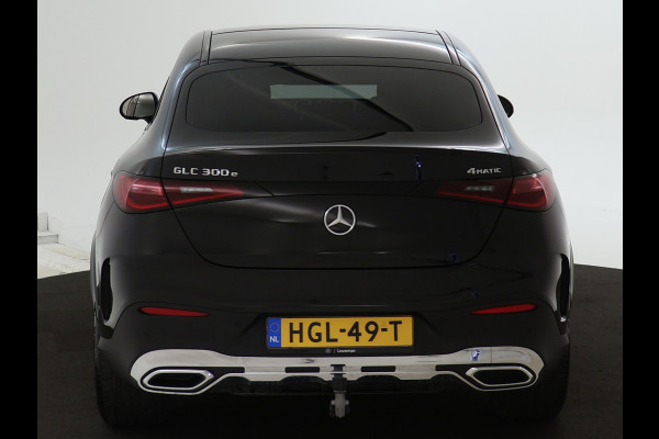 Mercedes-Benz GLC Coupé 300 e 4Matic AMG Plug-In Hybride | Trekhaak | Sfeerverlichting | Car Play | Parkeerpakket met Camera | Stuur en Stoelverwarming | Inclusief 24 maanden Mercedes-Benz Certified garantie voor Europa.