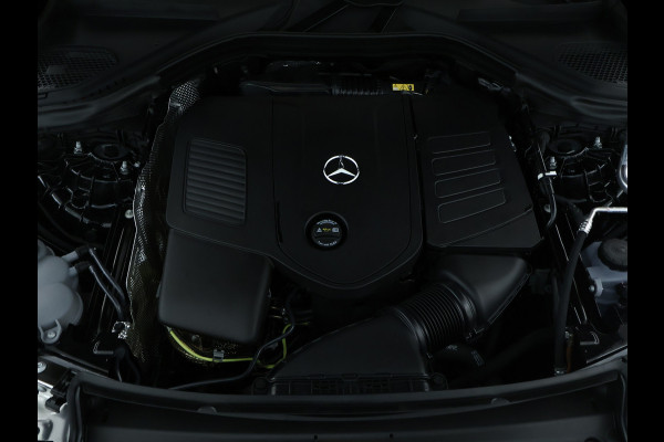 Mercedes-Benz GLC Coupé 300 e 4Matic AMG Plug-In Hybride | Trekhaak | Sfeerverlichting | Car Play | Parkeerpakket met Camera | Stuur en Stoelverwarming | Inclusief 24 maanden Mercedes-Benz Certified garantie voor Europa.