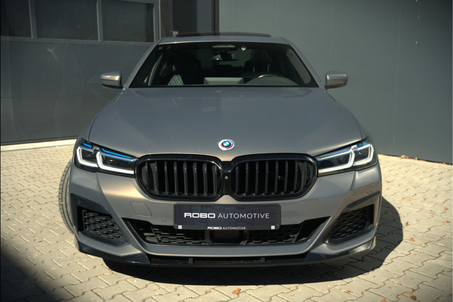 BMW 5 Serie 520e Business Edition Plus M Sport | M Performance | Alvitgrau | Panoramadak | Laser | Stoelverwarming | Stuurverwarming | Camera | Adaptive Cruise Control | Apple Carplay | Navigatie | Elektrische Stoelen | SOH 89%