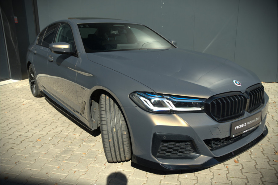 BMW 5 Serie 520e Business Edition Plus M Sport | M Performance | Alvitgrau | Panoramadak | Laser | Stoelverwarming | Stuurverwarming | Camera | Adaptive Cruise Control | Apple Carplay | Navigatie | Elektrische Stoelen | SOH 89%