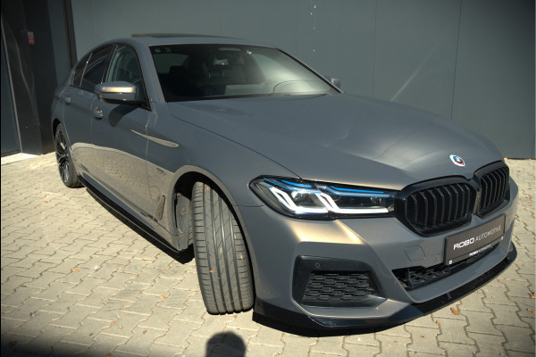 BMW 5 Serie 520e Business Edition Plus M Sport | M Performance | Alvitgrau | Panoramadak | Laser | Stoelverwarming | Stuurverwarming | Camera | Adaptive Cruise Control | Apple Carplay | Navigatie | Elektrische Stoelen | SOH 89%