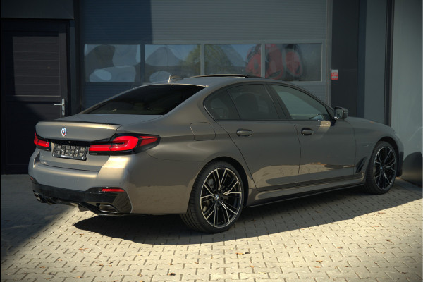 BMW 5 Serie 520e Business Edition Plus M Sport | M Performance | Alvitgrau | Panoramadak | Laser | Stoelverwarming | Stuurverwarming | Camera | Adaptive Cruise Control | Apple Carplay | Navigatie | Elektrische Stoelen | SOH 89%