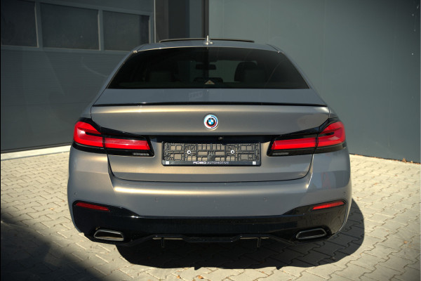 BMW 5 Serie 520e Business Edition Plus M Sport | M Performance | Alvitgrau | Panoramadak | Laser | Stoelverwarming | Stuurverwarming | Camera | Adaptive Cruise Control | Apple Carplay | Navigatie | Elektrische Stoelen | SOH 89%