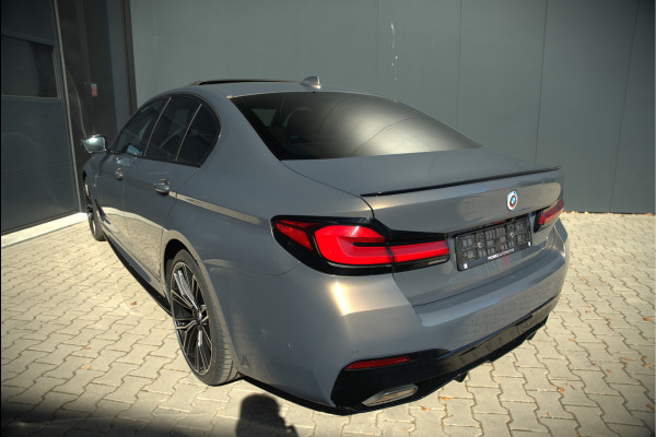 BMW 5 Serie 520e Business Edition Plus M Sport | M Performance | Alvitgrau | Panoramadak | Laser | Stoelverwarming | Stuurverwarming | Camera | Adaptive Cruise Control | Apple Carplay | Navigatie | Elektrische Stoelen | SOH 89%
