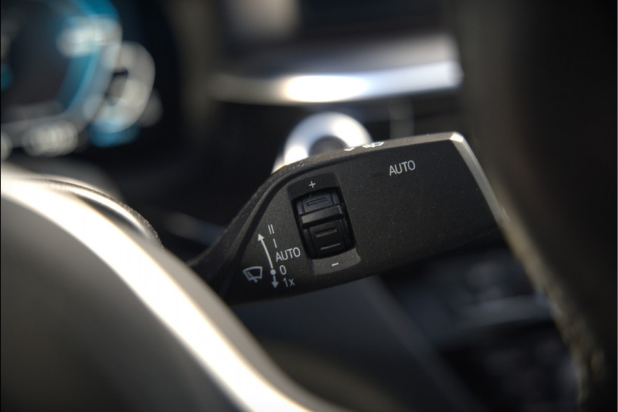 BMW 5 Serie 520e Business Edition Plus M Sport | M Performance | Alvitgrau | Panoramadak | Laser | Stoelverwarming | Stuurverwarming | Camera | Adaptive Cruise Control | Apple Carplay | Navigatie | Elektrische Stoelen | SOH 89%