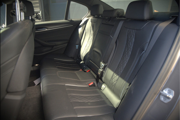 BMW 5 Serie 520e Business Edition Plus M Sport | M Performance | Alvitgrau | Panoramadak | Laser | Stoelverwarming | Stuurverwarming | Camera | Adaptive Cruise Control | Apple Carplay | Navigatie | Elektrische Stoelen | SOH 89%