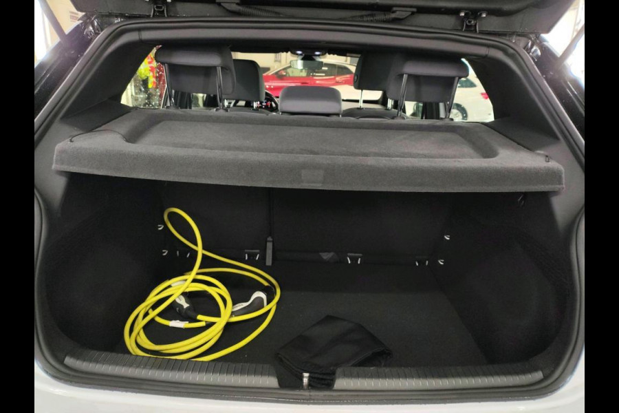 Volkswagen ID.3 First 58 kWh 204PK | Navigatie | Parkeersensoren | Stoelverwarming |
