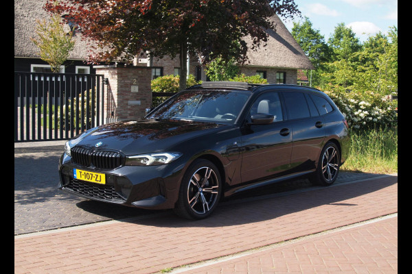 BMW 3 Serie Touring 320e M-Pakket | Panoramadak | Sfeerverlichting | Facelift |