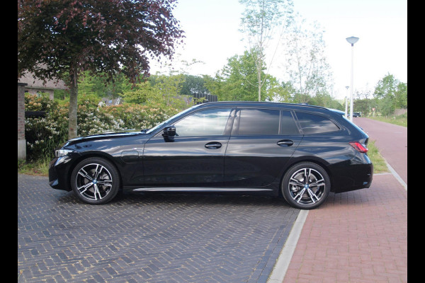 BMW 3 Serie Touring 320e M-Pakket | Panoramadak | Sfeerverlichting | Facelift |