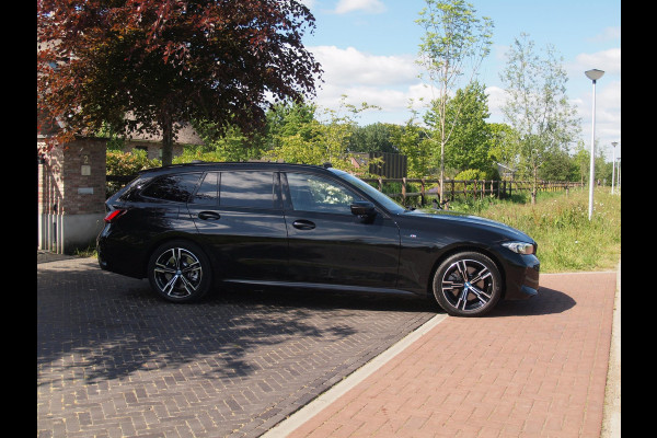 BMW 3 Serie Touring 320e M-Pakket | Panoramadak | Sfeerverlichting | Facelift |