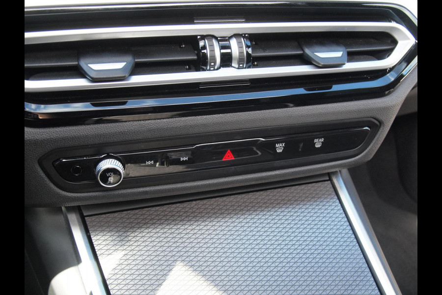 BMW 3 Serie Touring 320e M-Pakket | Panoramadak | Sfeerverlichting | Facelift |