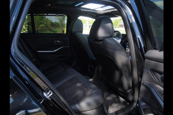 BMW 3 Serie Touring 320e M-Pakket | Panoramadak | Sfeerverlichting | Facelift |