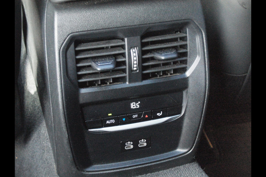 BMW 3 Serie Touring 320e M-Pakket | Panoramadak | Sfeerverlichting | Facelift |