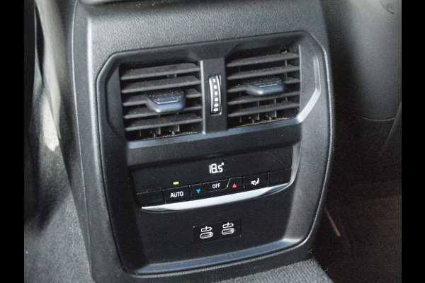 BMW 3 Serie Touring 320e M-Pakket | Panoramadak | Sfeerverlichting | Facelift |