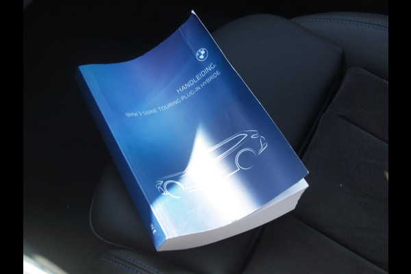 BMW 3 Serie Touring 320e M-Pakket | Panoramadak | Sfeerverlichting | Facelift |