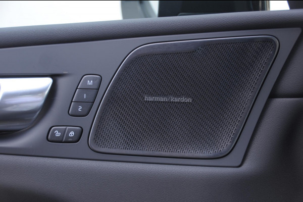 Volvo XC60 T6 350PK Automaat AWD Plus Black Edition / Elektrisch bedienbare voorstoelen met geheugen/ Stoelverwarming/ Stuurverwarming/ Harman Kardon audio/ 360 Camera/