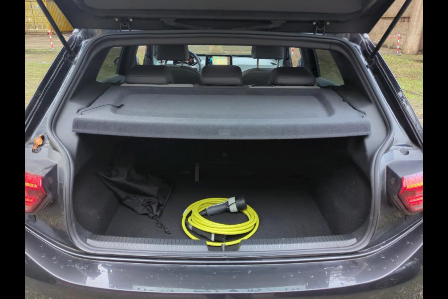 Volkswagen ID.3 First Plus 58 kWh 204 PK | Navigatie | 19" Lm velgen | Parkeercamera |