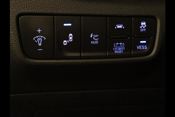 Hyundai Kona 1.6 GDI HEV Premium | 1e eigenaar | Stoelventilatie | Leder | Adaptive cruise | Head-Up | Trekhaak | Achterbankverwarming | Carplay | Navigatie | Keyless | Krell Audio | Side Assist | Stoelverwarming