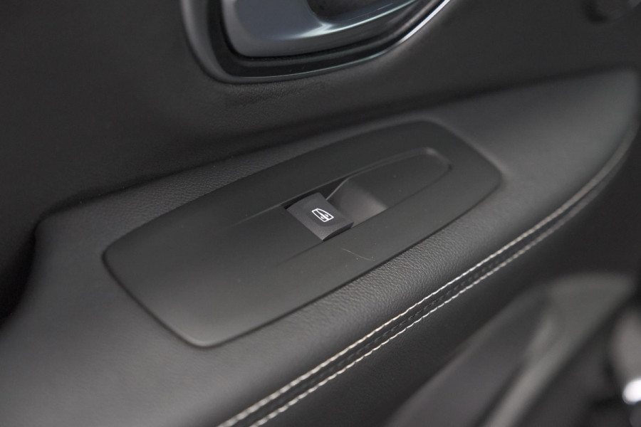 Renault Scénic TCE 160 EDC Black Edition | Trekhaak | Adaptieve Cruise Control | BOSE Premium Audio | Panoramadak