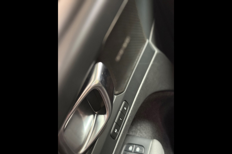 Volvo XC40 Recharge Core 70 kWh | Pano | Led | Stuur/Stoel verwarming | Camera | Carplay