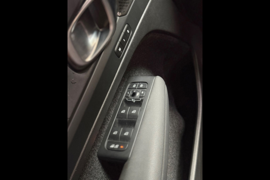 Volvo XC40 Recharge Core 70 kWh | Pano | Led | Stuur/Stoel verwarming | Camera | Carplay