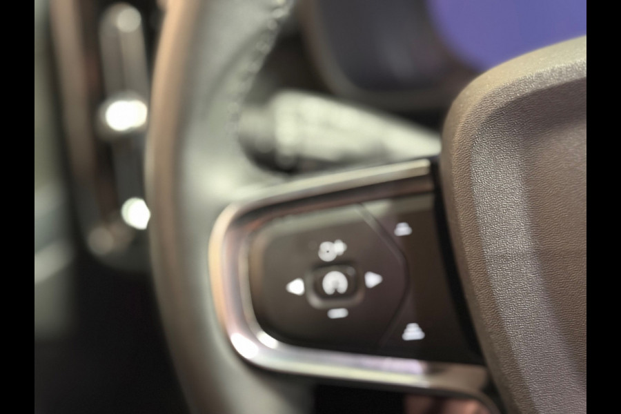 Volvo XC40 Recharge Core 70 kWh | Pano | Led | Stuur/Stoel verwarming | Camera | Carplay