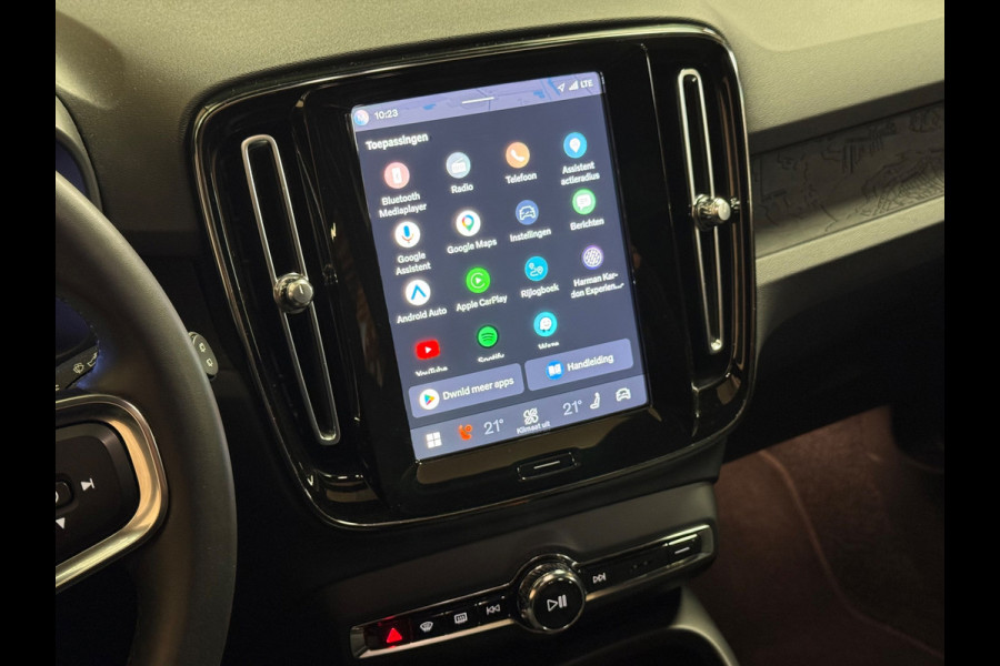 Volvo XC40 Recharge Core 70 kWh | Pano | Led | Stuur/Stoel verwarming | Camera | Carplay
