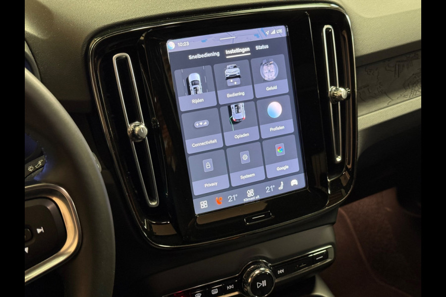 Volvo XC40 Recharge Core 70 kWh | Pano | Led | Stuur/Stoel verwarming | Camera | Carplay