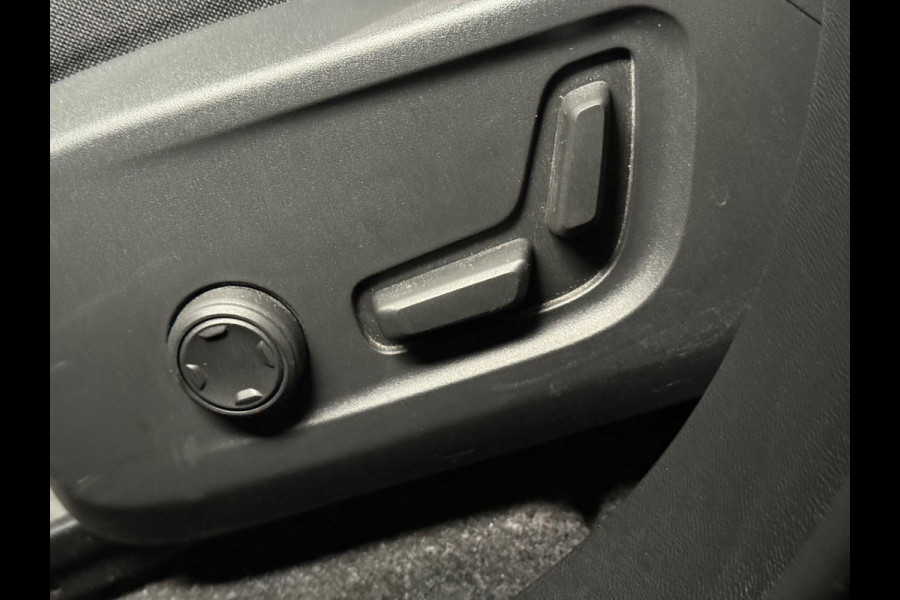 Volvo XC40 Recharge Core 70 kWh | Pano | Led | Stuur/Stoel verwarming | Camera | Carplay