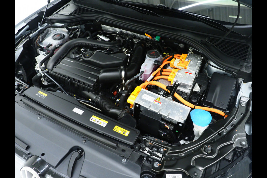 Volkswagen Passat Variant 1.5 eHybrid Elegance | Panoramadak | Leder | Trekhaak | HUD | Massage | 360 | Sfeerlicht | Keyless | Carplay
