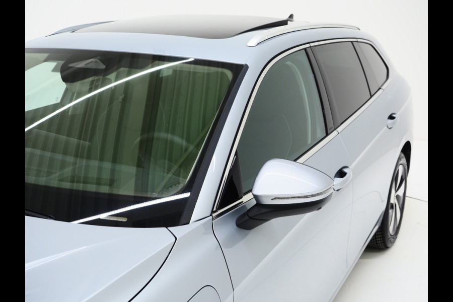 Volkswagen Passat Variant 1.5 eHybrid Elegance | Panoramadak | Leder | Trekhaak | HUD | Massage | 360 | Sfeerlicht | Keyless | Carplay