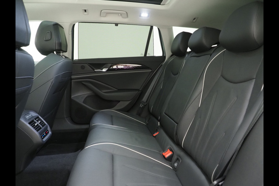 Volkswagen Passat Variant 1.5 eHybrid Elegance | Panoramadak | Leder | Trekhaak | HUD | Massage | 360 | Sfeerlicht | Keyless | Carplay